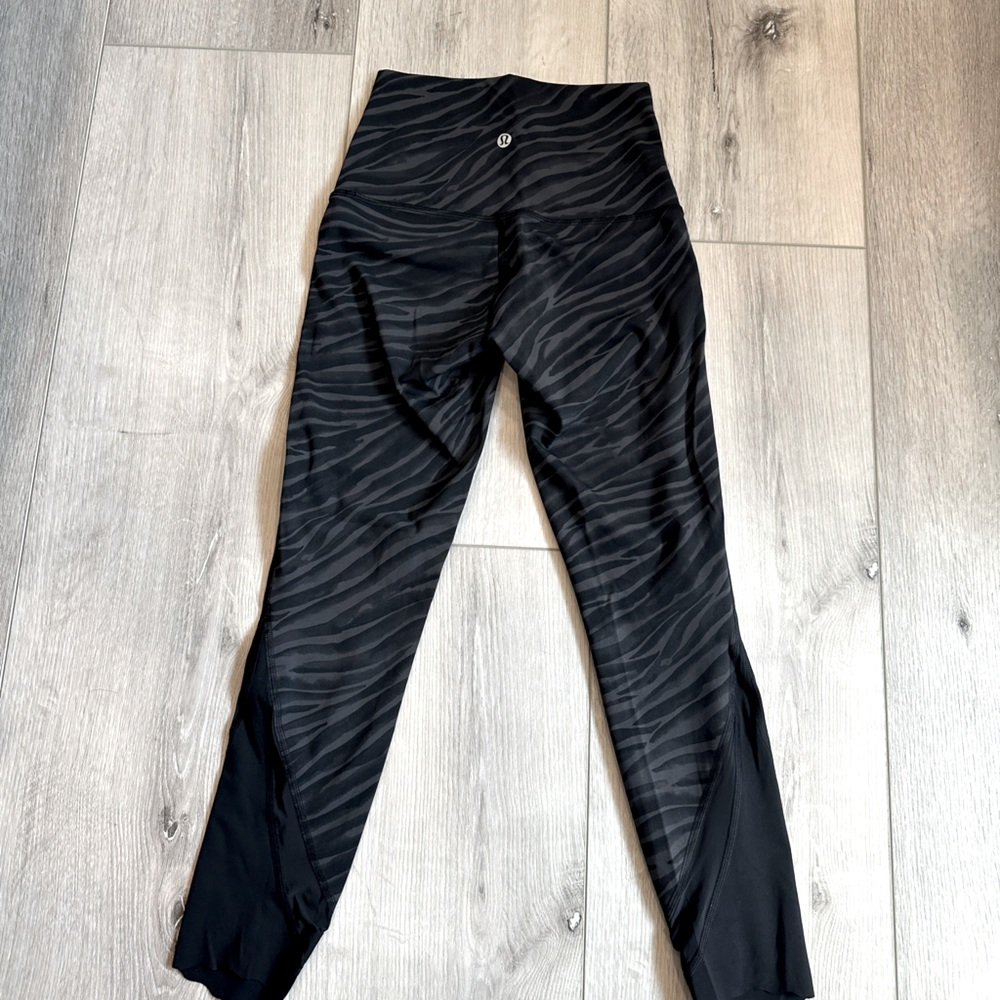 Lululemon align size 2 25’ inseam scallop bottom. Worn once